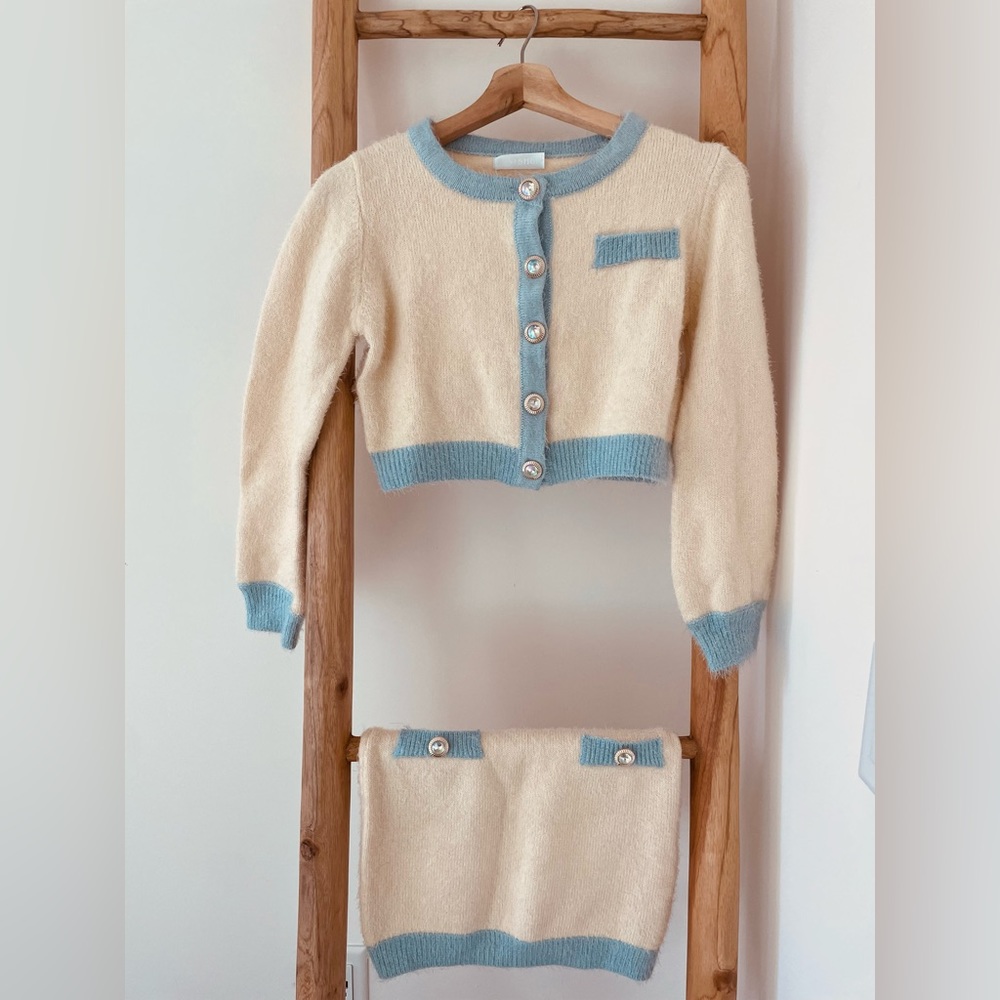 Super cute knit skirt set.